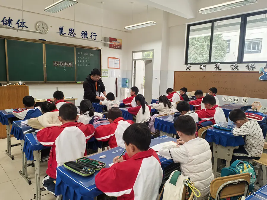 中小学生硬笔书写阶梯课照片