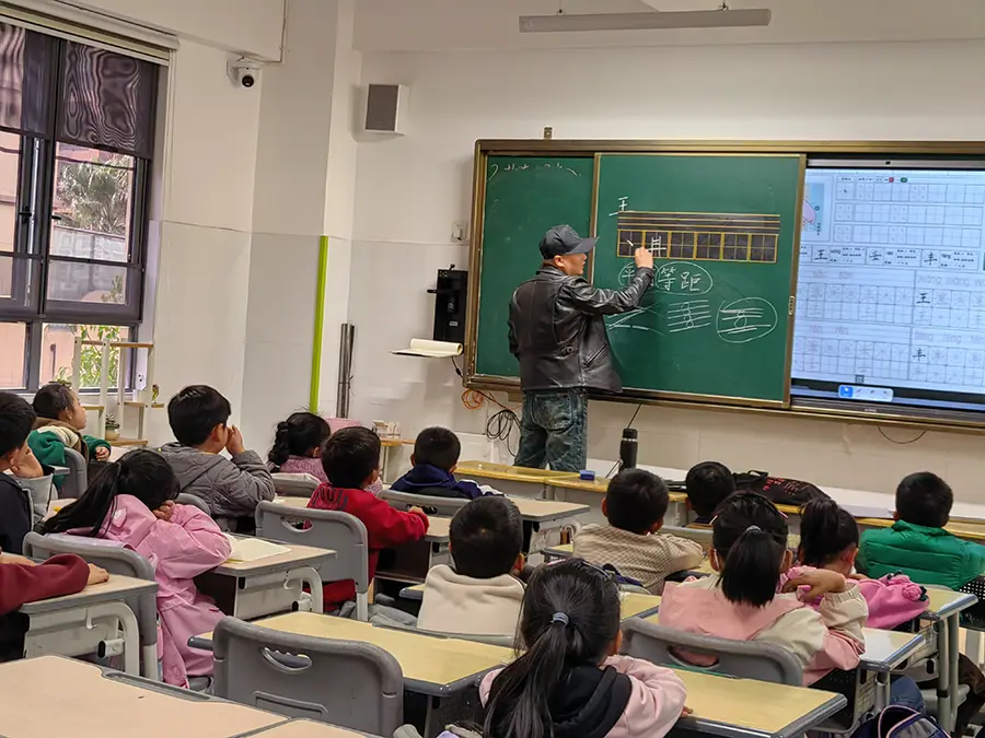 中小学生硬笔书写阶梯课照片