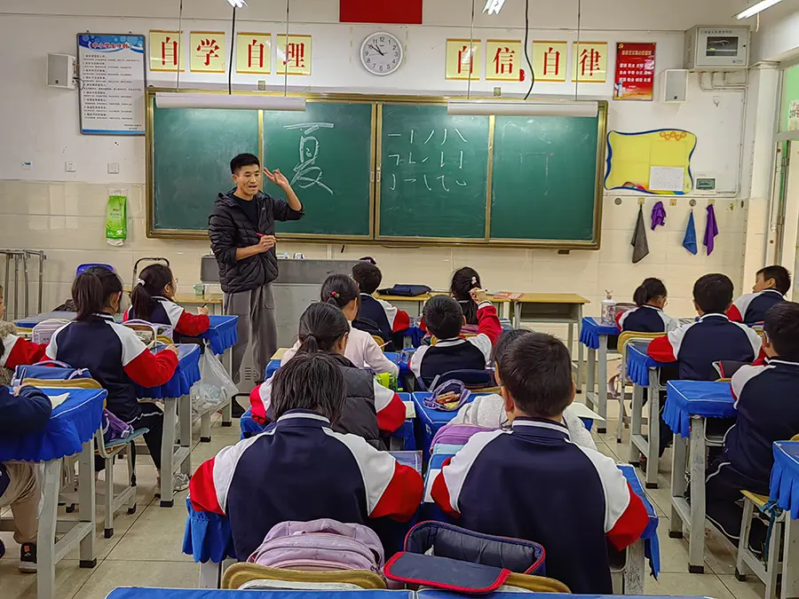 中小学生硬笔书写阶梯课照片