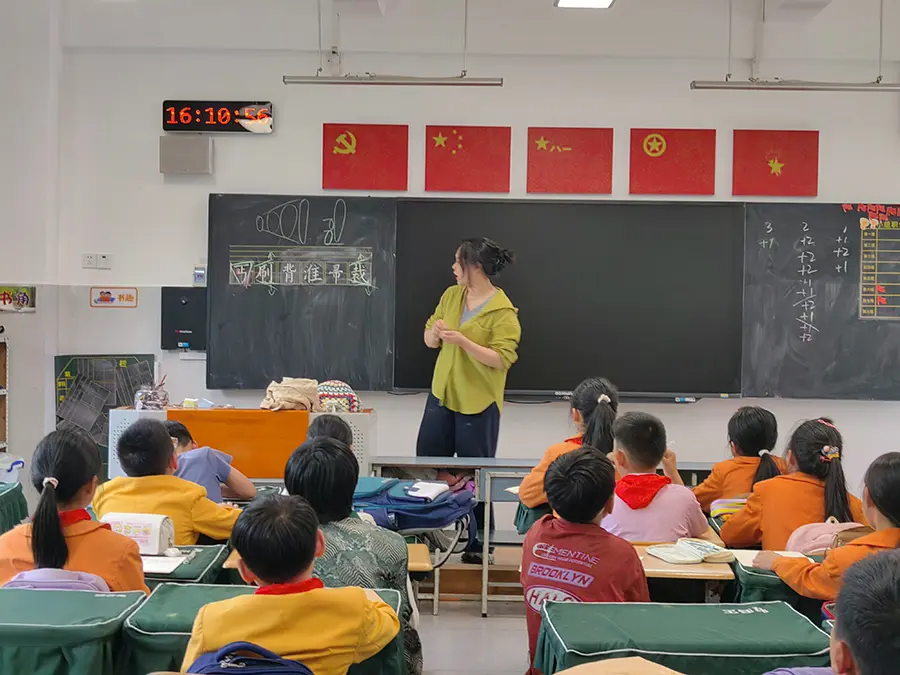 中小学生硬笔书写阶梯课照片